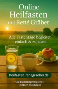 Heilfasten Grafik zum Online Kurs mit René Gräber. Im Vodergrund ein Tisch mit einem Glas Wasser, einer Teetasse und einigen Früchten. Im Hintergrund eine Wiese mit Sonnenaufgang.